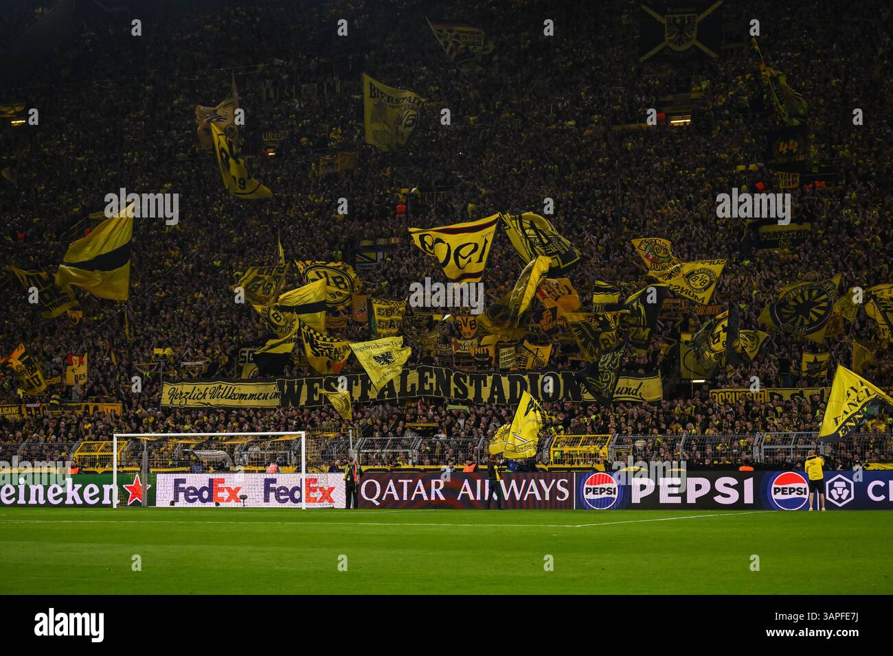 15.04.2025, Fussball, Ligue des Champions, Viertelfinale, saison 2024/2025, Borussia Dortmund - FC Barcelona, Herzlich Willkommen im Westfalenstadion Dortmund - bannière Foto : Teresa Kroeger/RHR-FOTO Banque D'Images