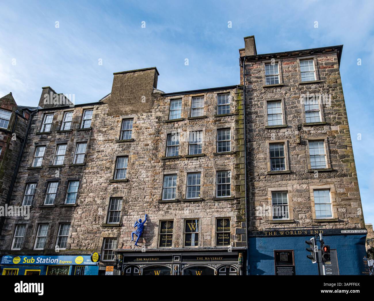 Figurine bleue originale grimpant le mur devant le Waverley Bar avec le pub World's End, St Mary's Street, Édimbourg, Écosse, Royaume-Uni Banque D'Images