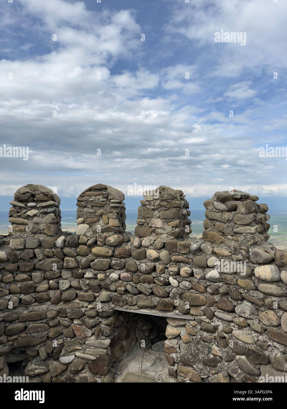 Fragment de mur de pierre de la ville à Signagi sur fond de la vallée d'Alazani, Kakheti, Géorgie - Image de stock capturée avec un smartphone