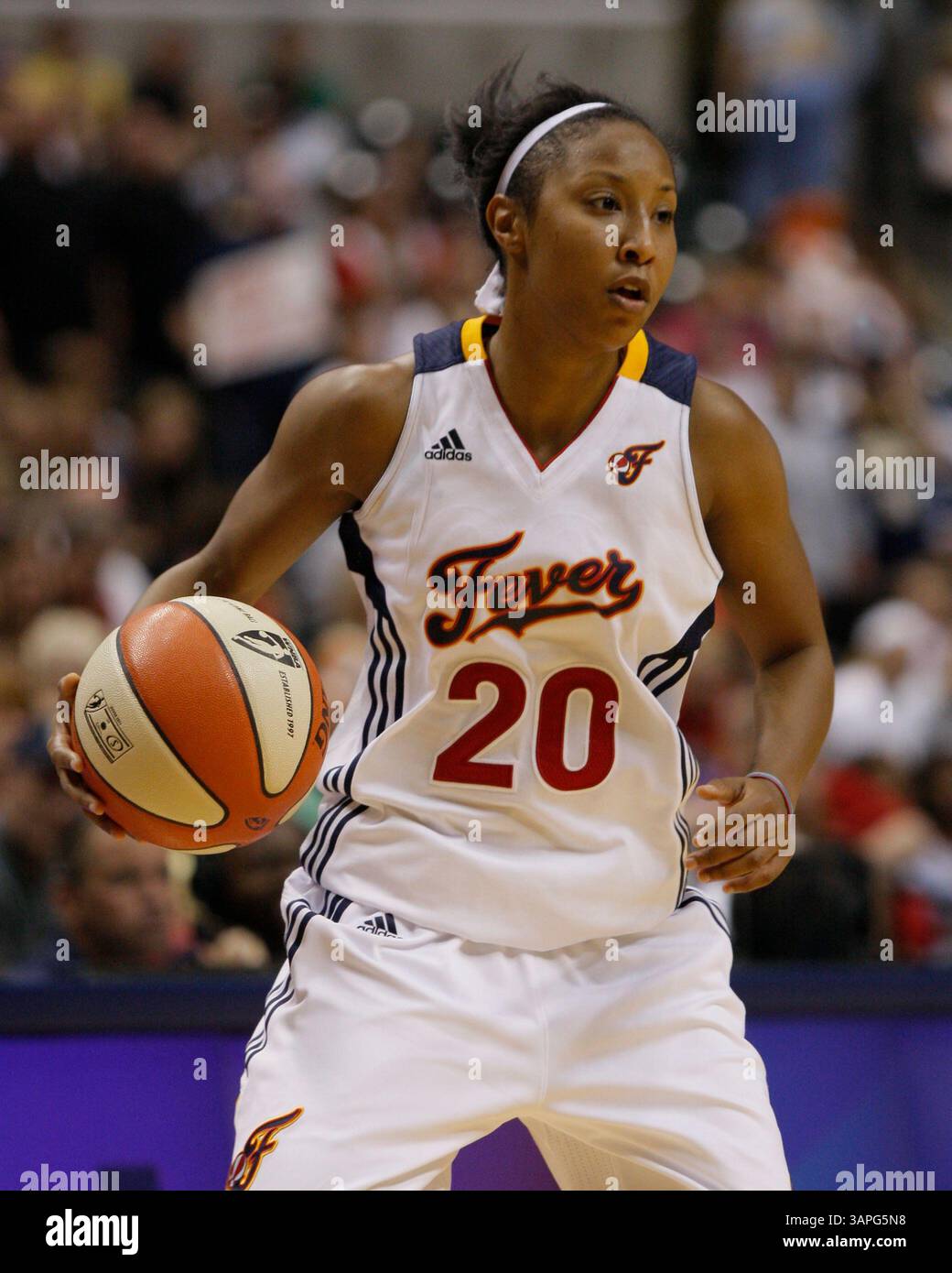 28 juin 2011 : Briann January (20), gardien de la fièvre de l'Indiana, contrôle le basket-ball lors d'un match WNBA entre le Phoenix Mercury et l'Indiana Fever au Conseco Fieldhouse à Indianapolis, Indiana. Indiana a battu Phoenix 91-86.(image crédit : © Pat Lovell/Cal Sport Media/ZUMAPRESS.com) Banque D'Images