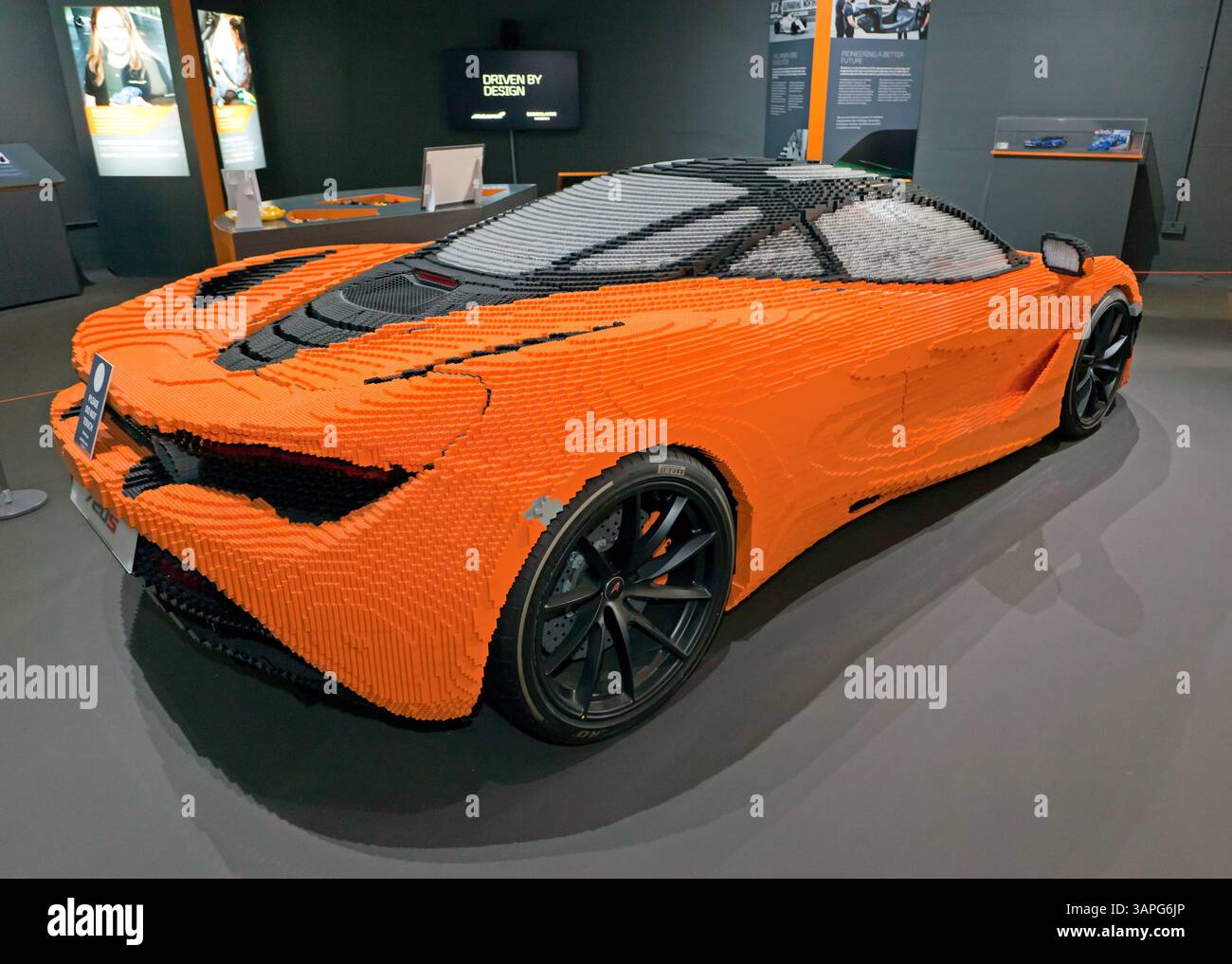 Vue de trois quarts arrière d'un modèle Lego grandeur nature, d'une McLaren 720s, dans le parc aéronautique, Balloon Hangar au Brooklands Museum, Waybridge Banque D'Images