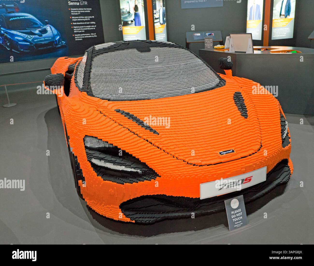 Vue de trois quarts de face d'un modèle Lego grandeur nature, d'une McLaren 720s, dans le parc aéronautique, Balloon Hangar au Brooklands Museum, Waybridge Banque D'Images