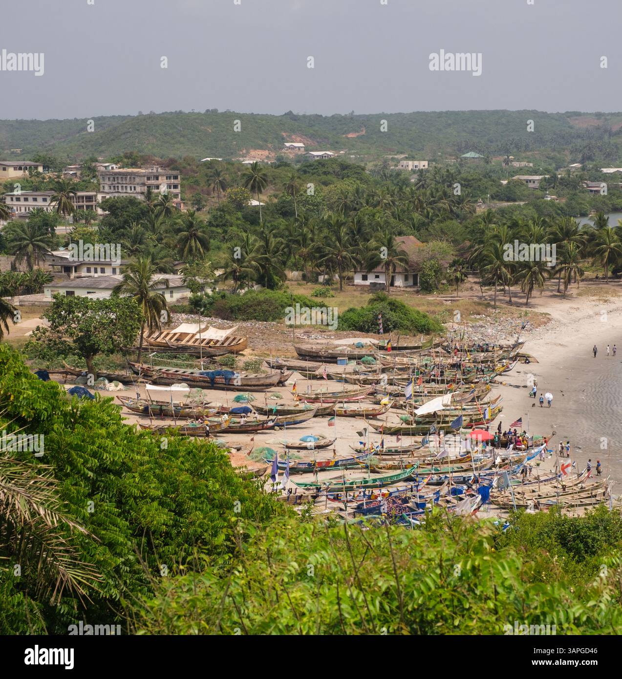 Ghana, vue des bateaux de pêche du Fort Amsterdam, construit par les Anglais entre 1638 et 1645 sous le nom de Fort Cormantin. Maintenant sur la liste du patrimoine mondial. Banque D'Images
