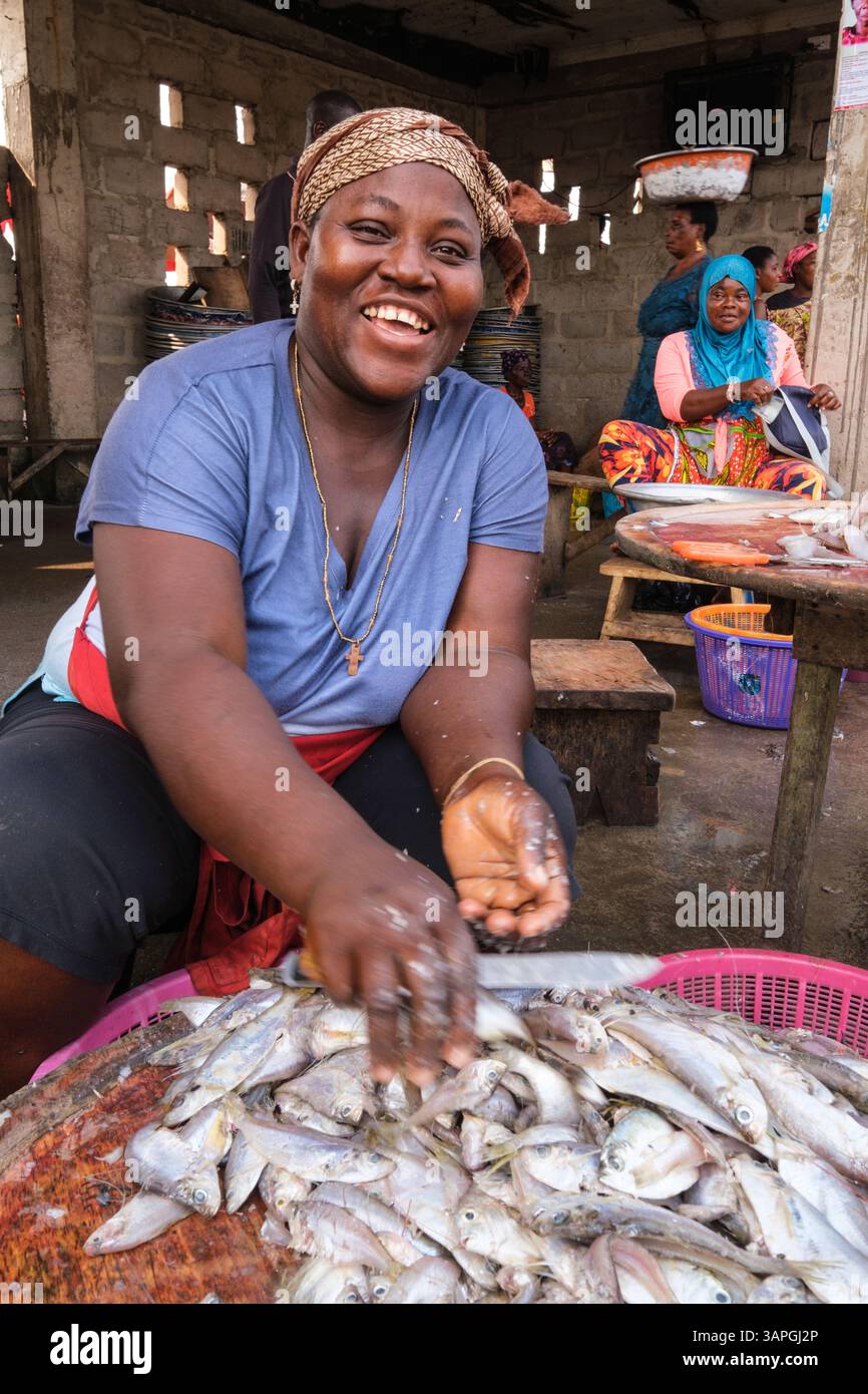 Elmina, Ghana. Femme vendant du poisson au marché aux poissons. Banque D'Images