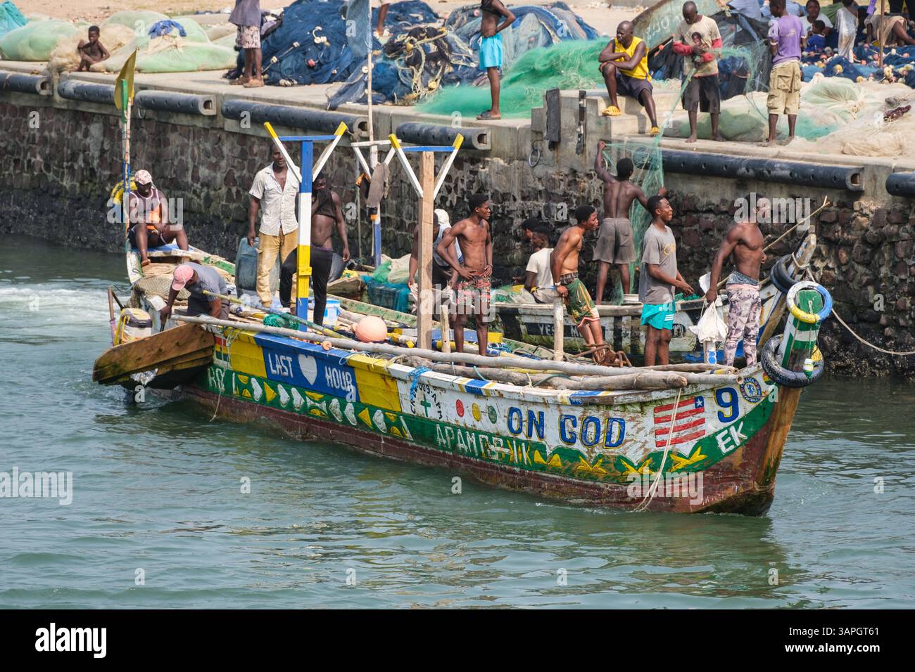Elmina, Ghana. Bateau de pêche arrivant dans le port. Banque D'Images