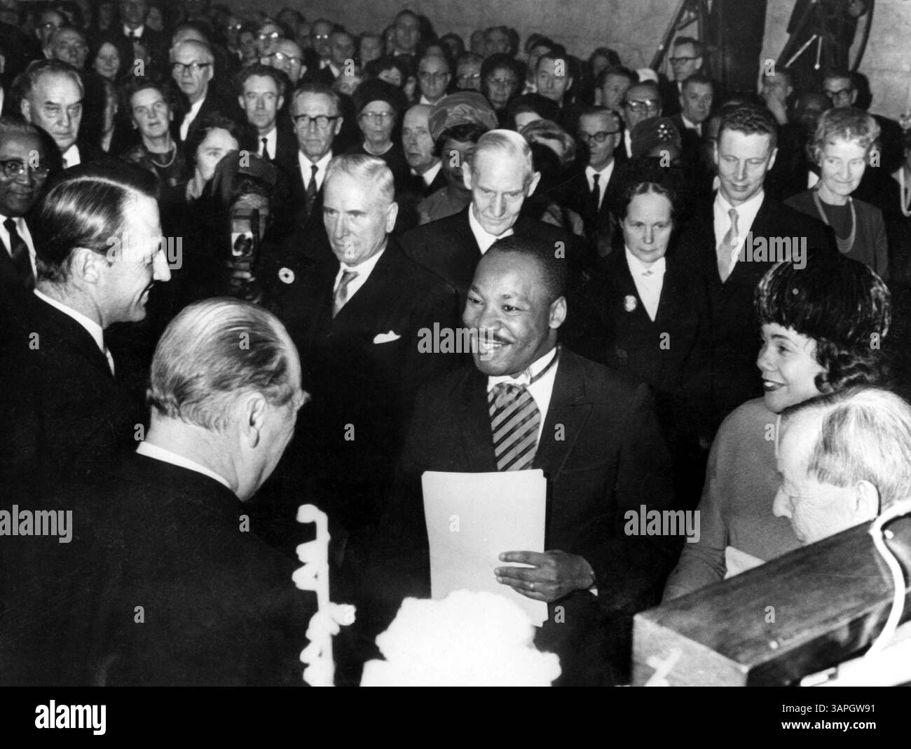 1ER JANVIER 2011 - LE ROI OLAV ET LE PRINCE HÉRITIER HARALD FÉLICITENT MARTIN LUTHER KING APRÈS LES CÉRÉMONIES DE REMISE DES PRIX NOBEL. MONTRES CORETTA KING ET MARTIN LUTHER KING SR EST À L'EXTRÊME GAUCHE 12/1964. NTB/ / PHOTOS(crédit image : © Globe photos/ZUMAPRESS.com) Banque D'Images
