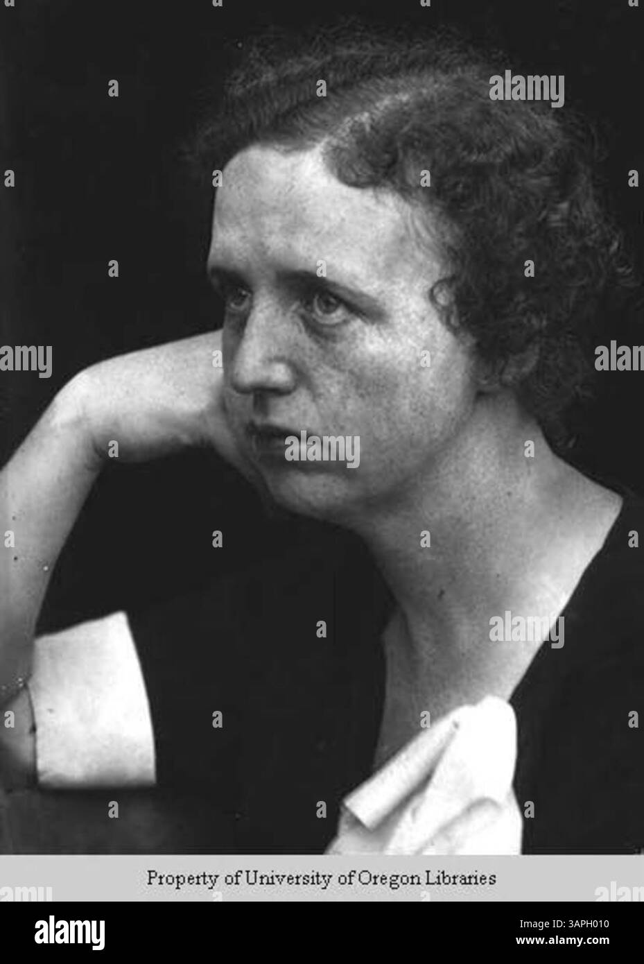 Une photographie des bibliothèques de l'Université de l'Oregon, mettant en vedette Mary Alice Chafer. Cette image fait partie de la collection Doris Ulmann. Banque D'Images