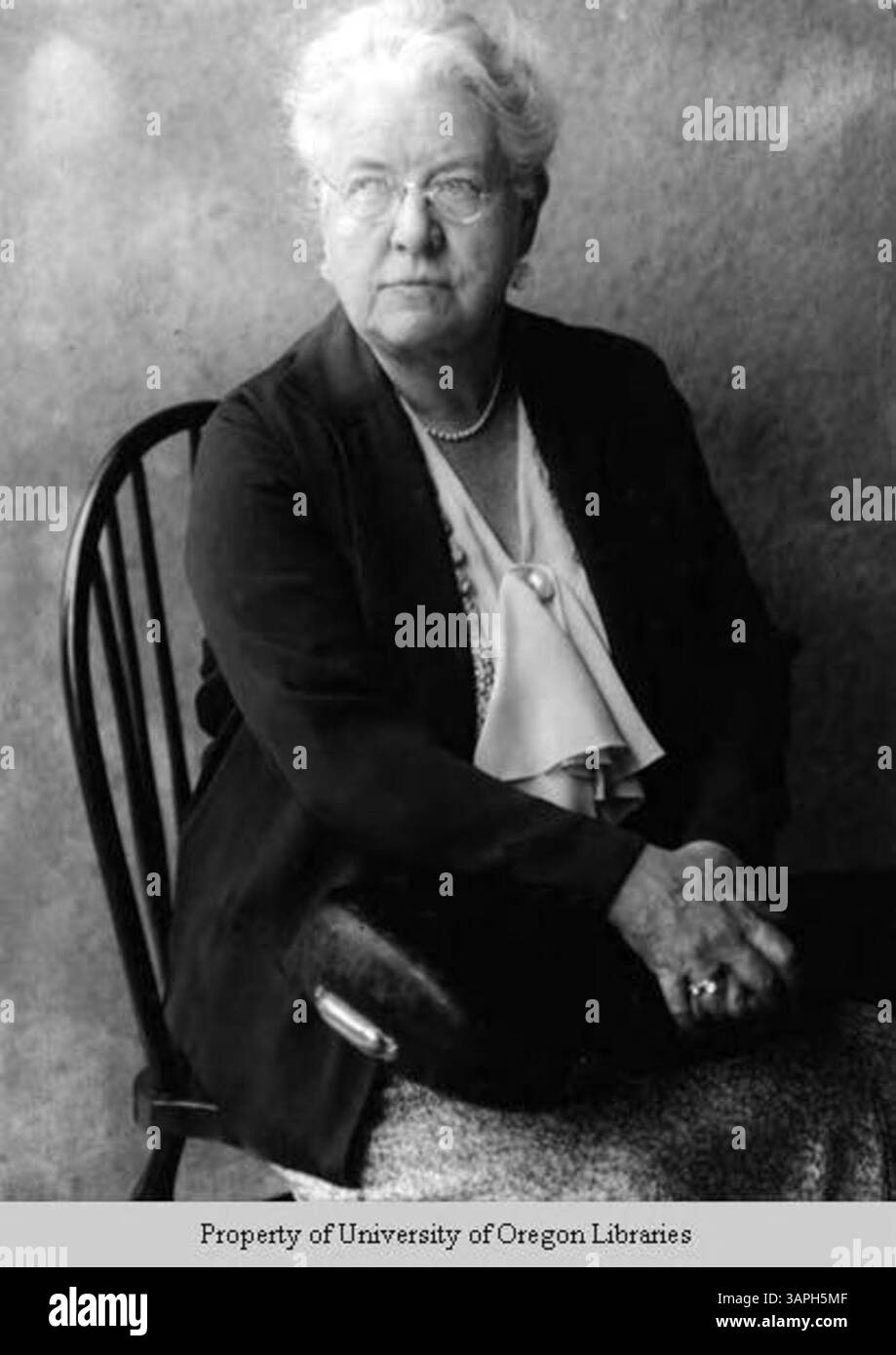 Cette photographie de la collection Doris Ulmann capture M.S. R.G. Hutchins, professeure de violon, soulignant son rôle dans l’éducation musicale et l’histoire culturelle. Banque D'Images