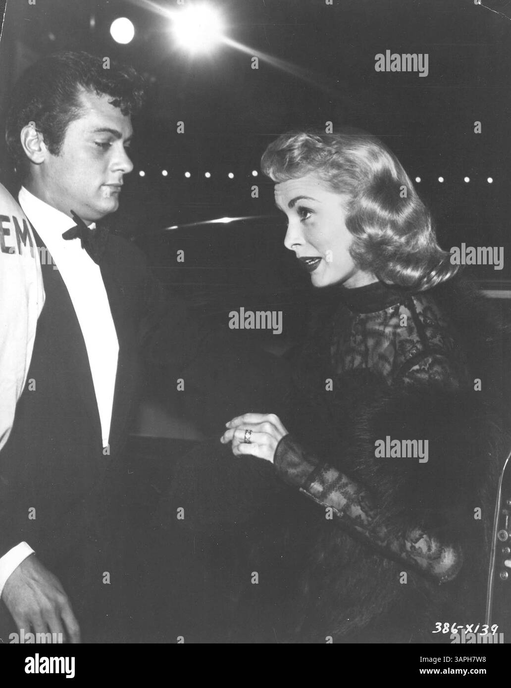 JAN. 1, 2011 - ''UNE ÉTOILE EST NÉE ''PREMIÈRE. TONY CURTIS ET JANET LEIGH . CREDIT :SMP/ JANETLEIGHRETRO(crédit image : © Globe photos/ZUMAPRESS.com) Banque D'Images