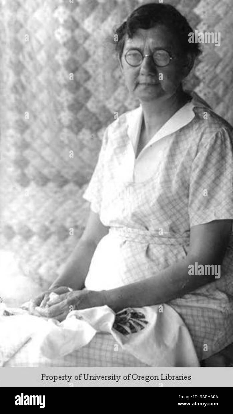 Cette photographie représente Sarah Alice Hatcher, une quilteuse de Crow( ?) Valley. L'image a été prise pour Jack's Diary à la page 77 et montre Hatcher en position assise, reflétant l'artisanat et la culture de la région. Banque D'Images