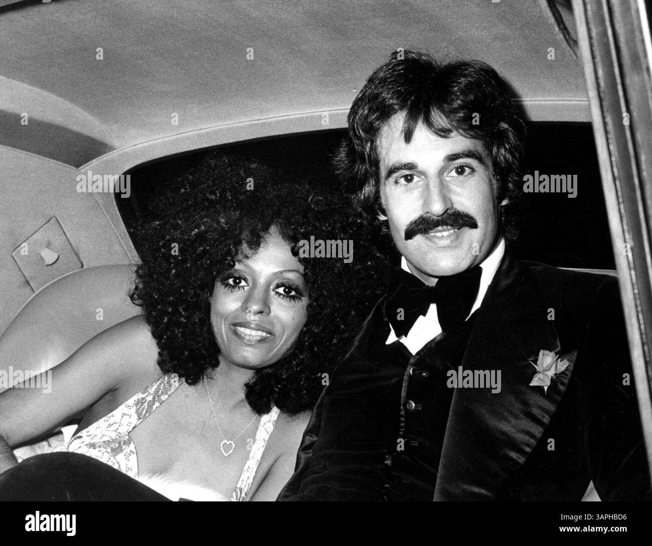 1 JANVIER 2011 - DIANA ROSS ET SON MARI QUITTENT ALBERT HALL EN ROULEAUX BLANCS ROYCE APRÈS SA PERFORMANCE.9/1972.Â©SYLVIA NORRIS/ DIANAROSSRETRO(IMAGE CRÉDIT : © GLOBE PHOTOS/ZUMAPRESS.COM) Banque D'Images