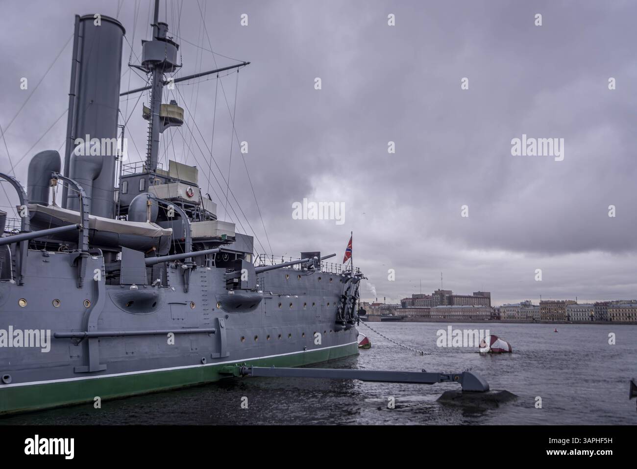 Le croiseur russe historique Aurora à Saint-Pétersbourg, symbole de l'histoire navale et de la Révolution d'octobre, a accosté sur la rivière Neva. Banque D'Images
