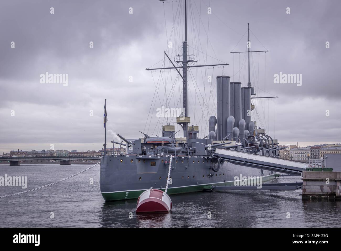 Le croiseur russe historique Aurora à Saint-Pétersbourg, symbole de l'histoire navale et de la Révolution d'octobre, a accosté sur la rivière Neva. Banque D'Images