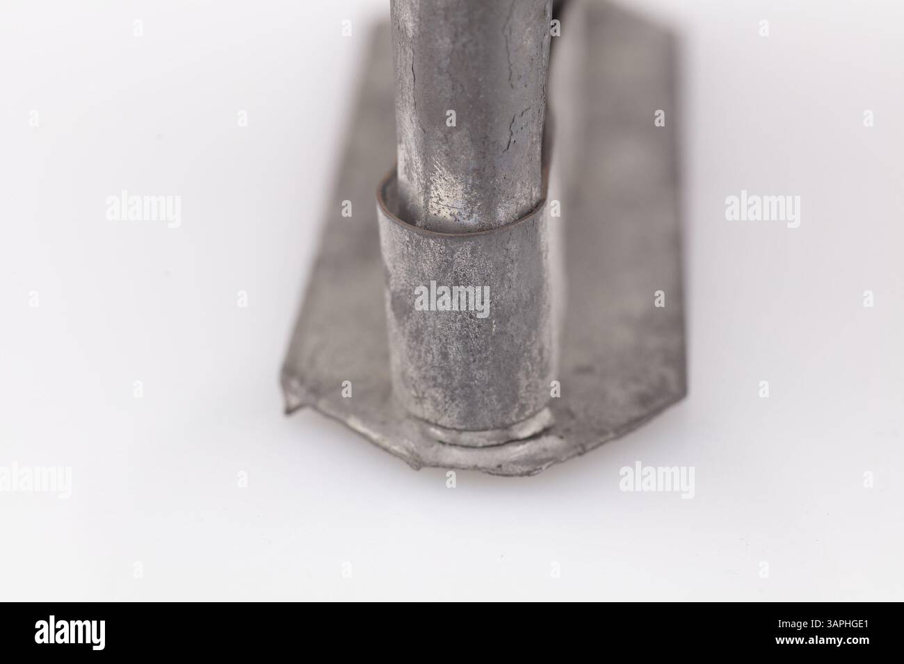 Ce condenseur de vapeur et de vapeur de modèle breveté 1868, conçu par Alonzo W. Cram, utilise une turbine pour générer des courants d'air qui refroidissent la vapeur, provoquant une condensation en liquide. Le liquide tombe dans un réservoir et sort par un tuyau. L'appareil a été créé pour être utilisé dans la distillation à la vapeur, en particulier dans les zones où l'eau douce est limitée. Banque D'Images