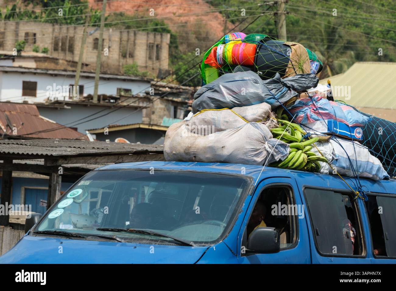 Ghana. Bagages sur le dessus d'un fourgon de transport local. Banque D'Images