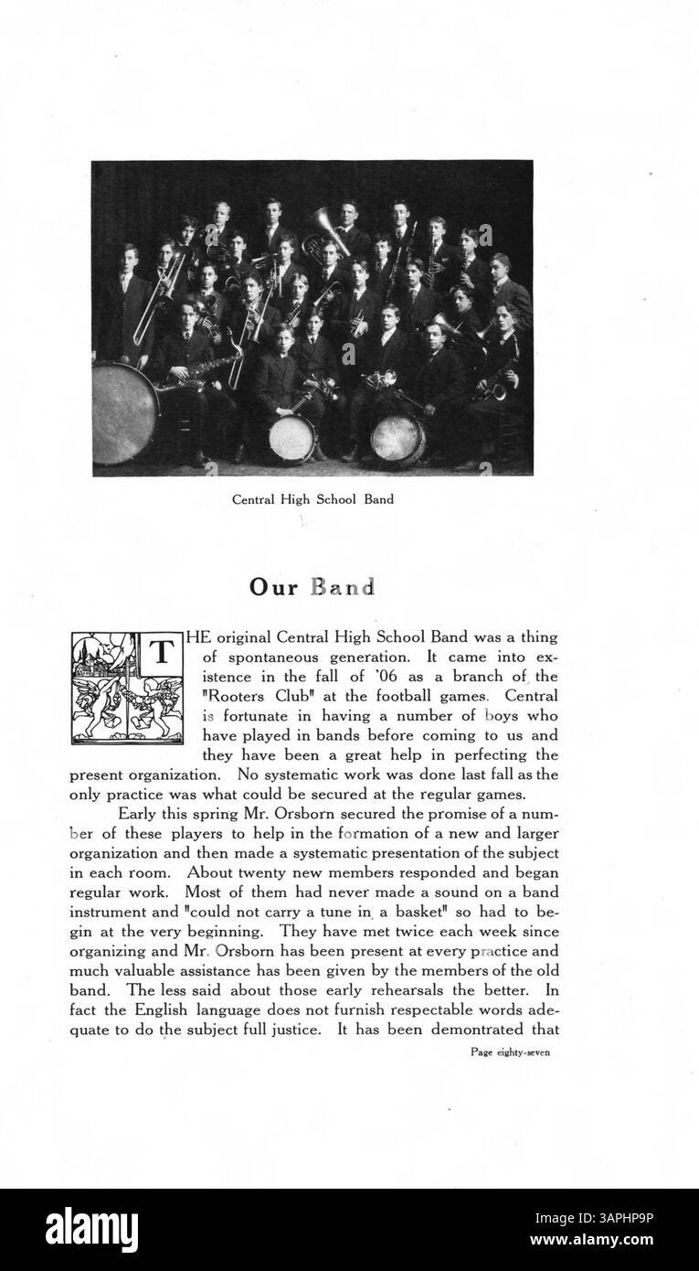 Ce Central High Yearbook de 1907 présente les étudiants, les professeurs, les clubs, l'athlétisme, et les événements de l'année scolaire 1906-1907, mettant l'accent sur les étudiants afro-américains et leur impact sur la communauté scolaire et les activités. Banque D'Images