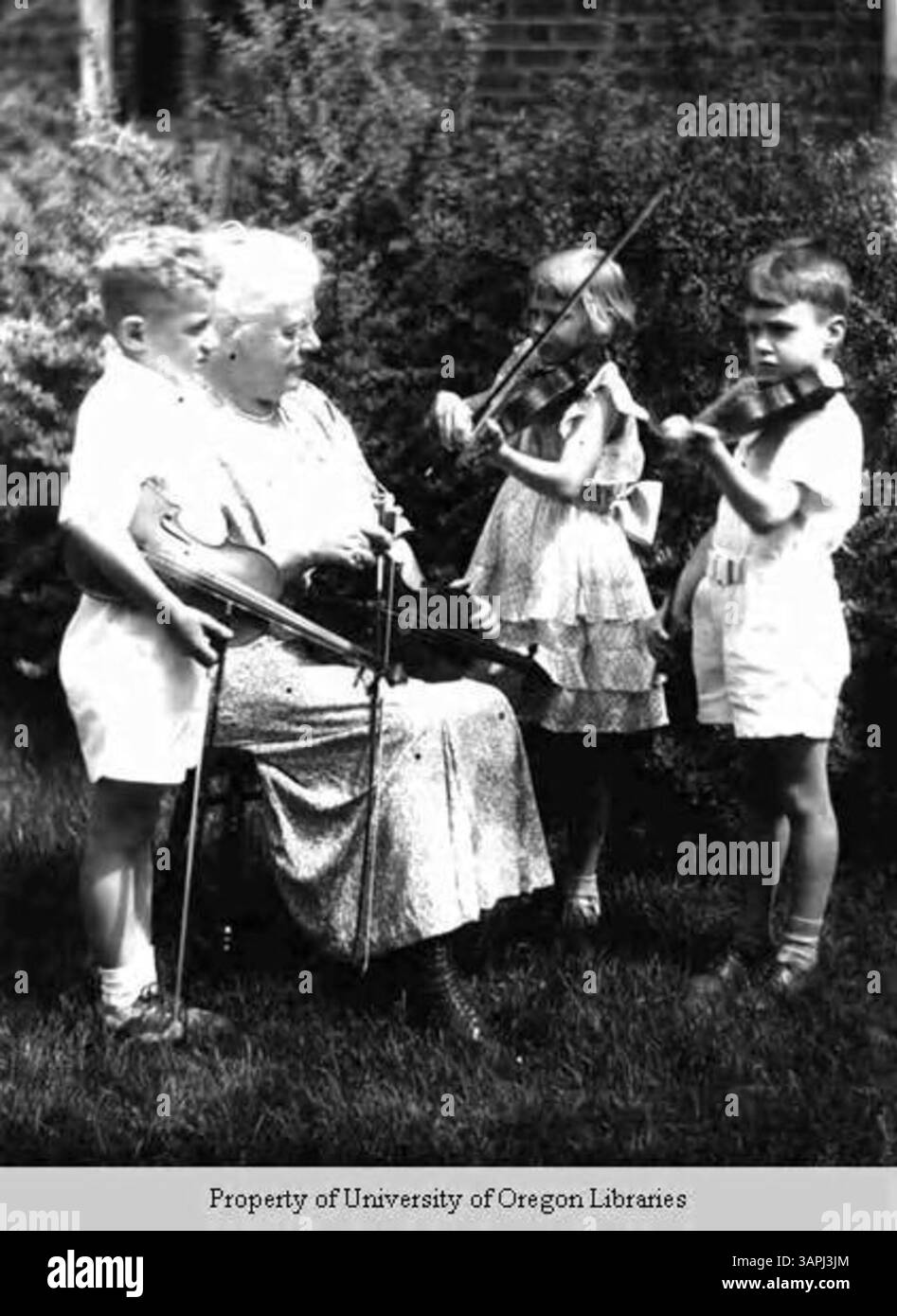 Cette photographie représente MRS R.G. Hutchins, professeur de violon au Berea College de 1921 à 1936. Elle était l'épouse du révérend Robert Grosvenor Hutchins, qui est venu à Berea en 1919. Banque D'Images