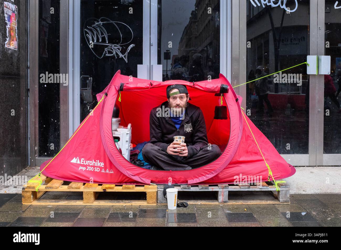 Steven Davis, de Possilpark, Glasgow, Écosse, vit dans une tente sur Sauchiehall Street, Glasgow après avoir été fait sans-abri. Banque D'Images