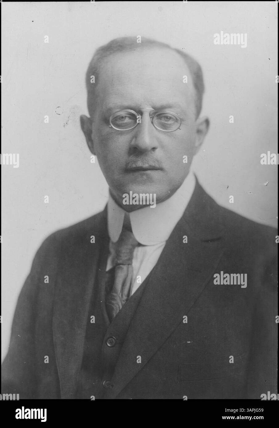 Professeur Eckstein, chimiste et organisateur du département scientifique de l'Université Impériale, en vacances à Minneapolis avant de reprendre ses recherches en Suisse. Banque D'Images