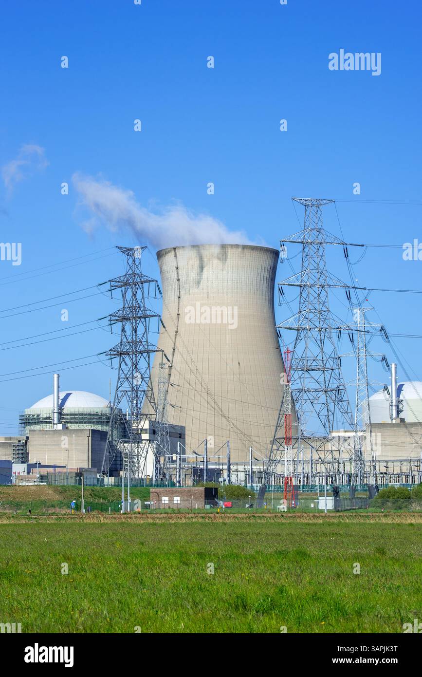 Tour de refroidissement de la centrale nucléaire / centrale nucléaire de Doel et pylônes électriques à haute tension dans le port d'Anvers, Flandre, Belgique Banque D'Images Tour de refroidissement de la centrale nucléaire / centrale nucléaire de Doel et pylônes électriques à haute tension dans le port d'Anvers, Flandre, Belgique Banque D'Images