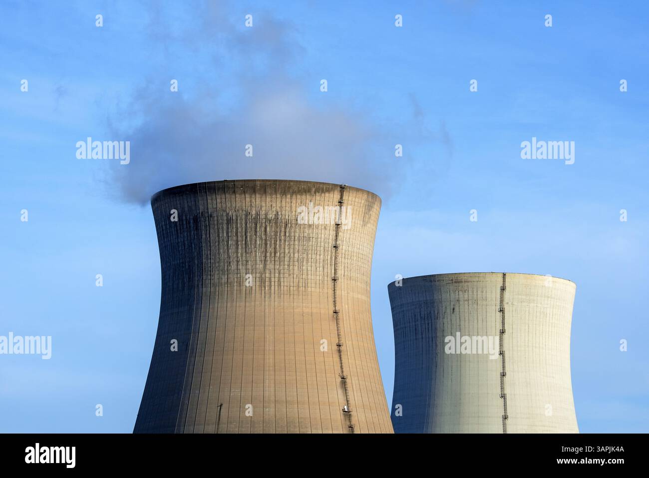 Deux tours de refroidissement de la centrale nucléaire / centrale nucléaire de Doel dans le port d'Anvers, Flandre, Belgique Banque D'Images Deux tours de refroidissement de la centrale nucléaire / centrale nucléaire de Doel dans le port d'Anvers, Flandre, Belgique Banque D'Images