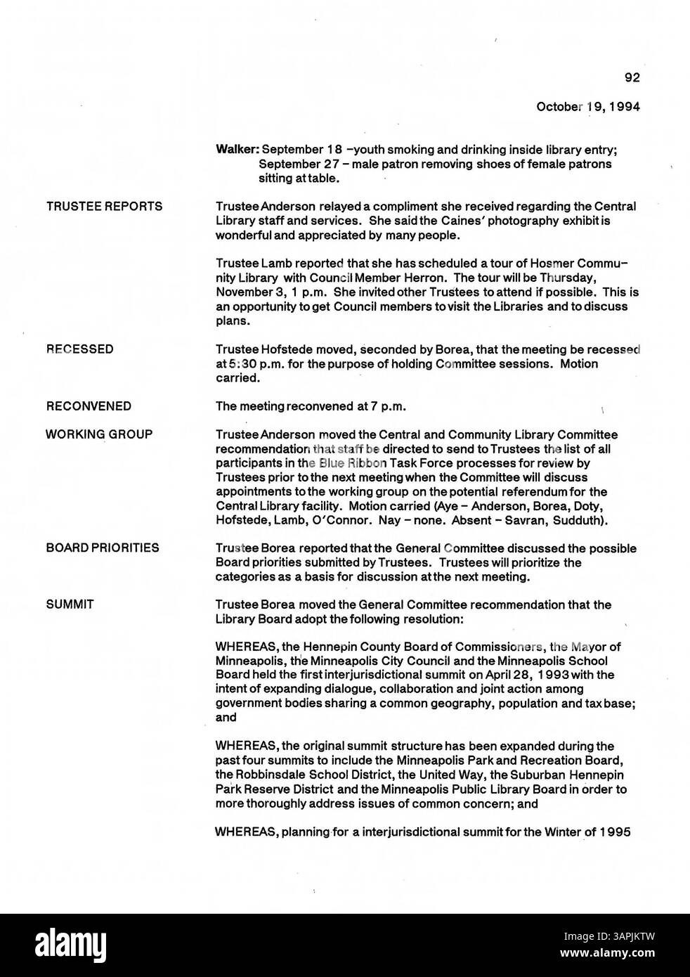 Le procès-verbal de la réunion de 1994 du conseil d'administration de la Bibliothèque publique de Minneapolis met l'accent sur les stratégies de financement, les révisions des politiques et le développement de nouveaux services pour mieux répondre aux besoins de la communauté du comté de Hennepin. Banque D'Images