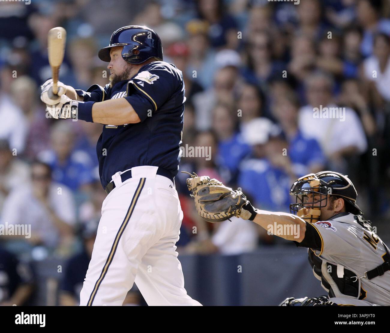 14 août 2011 - Milwaukee, WI, États-Unis - Casey McGehee des Brewers de Milwaukee frappe un doublé en 10e manche contre les Pirates de Pittsburgh au Miller Park à Milwaukee, Wisconsin, le dimanche 14 août 2011. (Crédit image : © Benny Sieu/Milwaukee Journal Sentinel/MCT/ZUMAPRESS.com) Banque D'Images