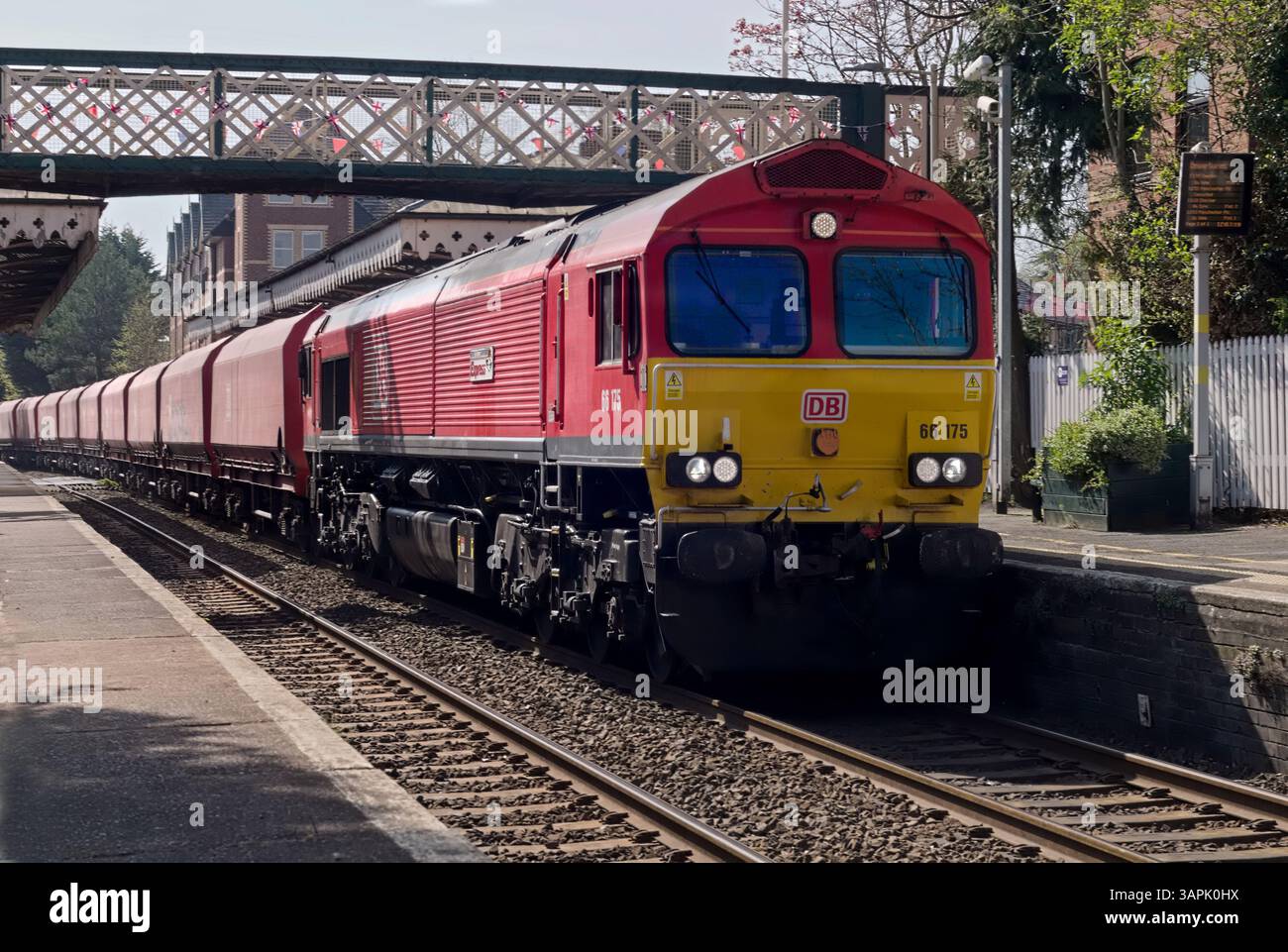 Un DB Schenker Class 66 Head Freight à Hale Banque D'Images