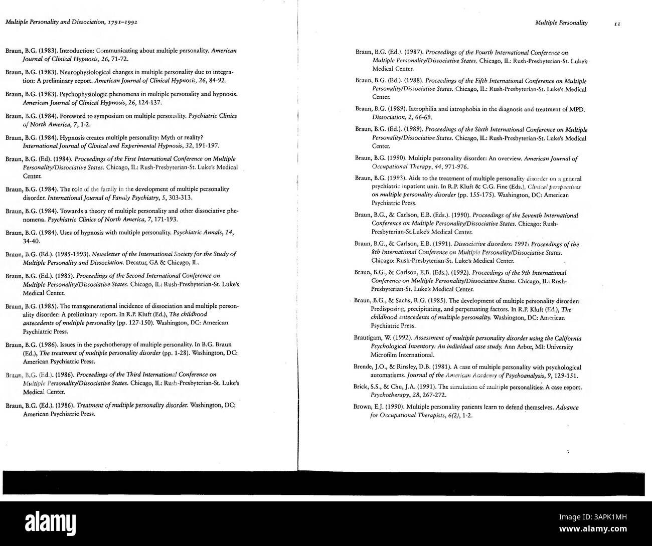 Cette bibliographie documente la recherche sur la personnalité multiple et la dissociation, couvrant de 1791 à 1992. Il comprend la deuxième édition avec des mises à jour jusqu'au 30 novembre 1993. Les sujets clés incluent la dissociation, les états de fugue, la dépersonnalisation et les aspects médico-légaux des troubles dissociatifs. Banque D'Images