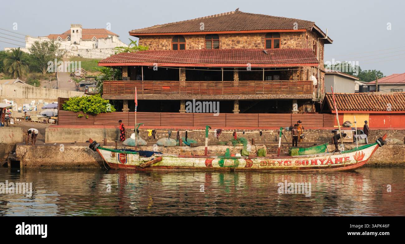 Ghana, Elmina. Coconut Grove Bridge House. Fort Saint Jago sur Hilltop en arrière-plan, assurant la protection du fort Saint George. Banque D'Images