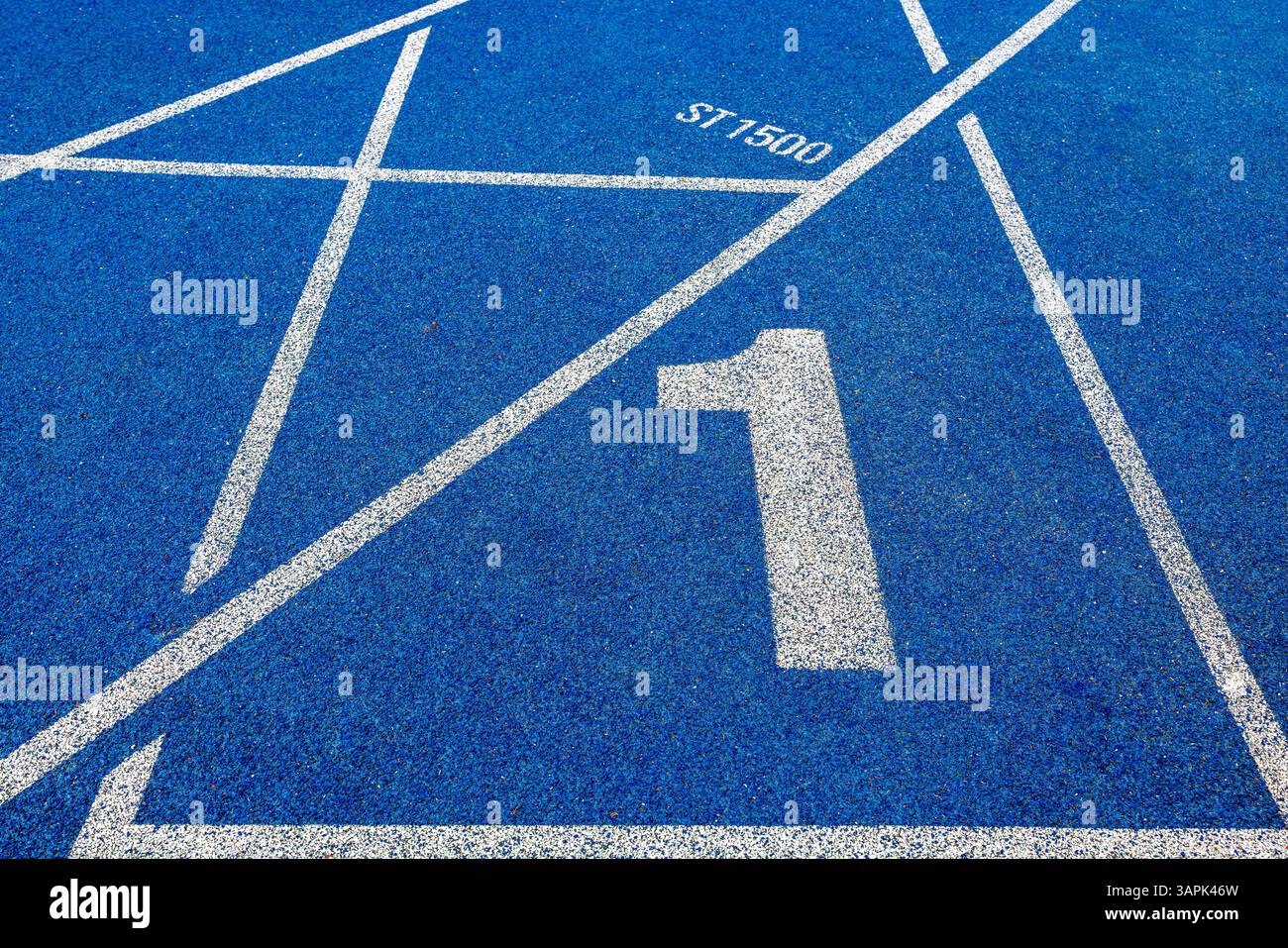 Piste de course bleue avec numéro un sur la ligne de départ. Gros plan du numéro un. Photo de haute qualité Banque D'Images