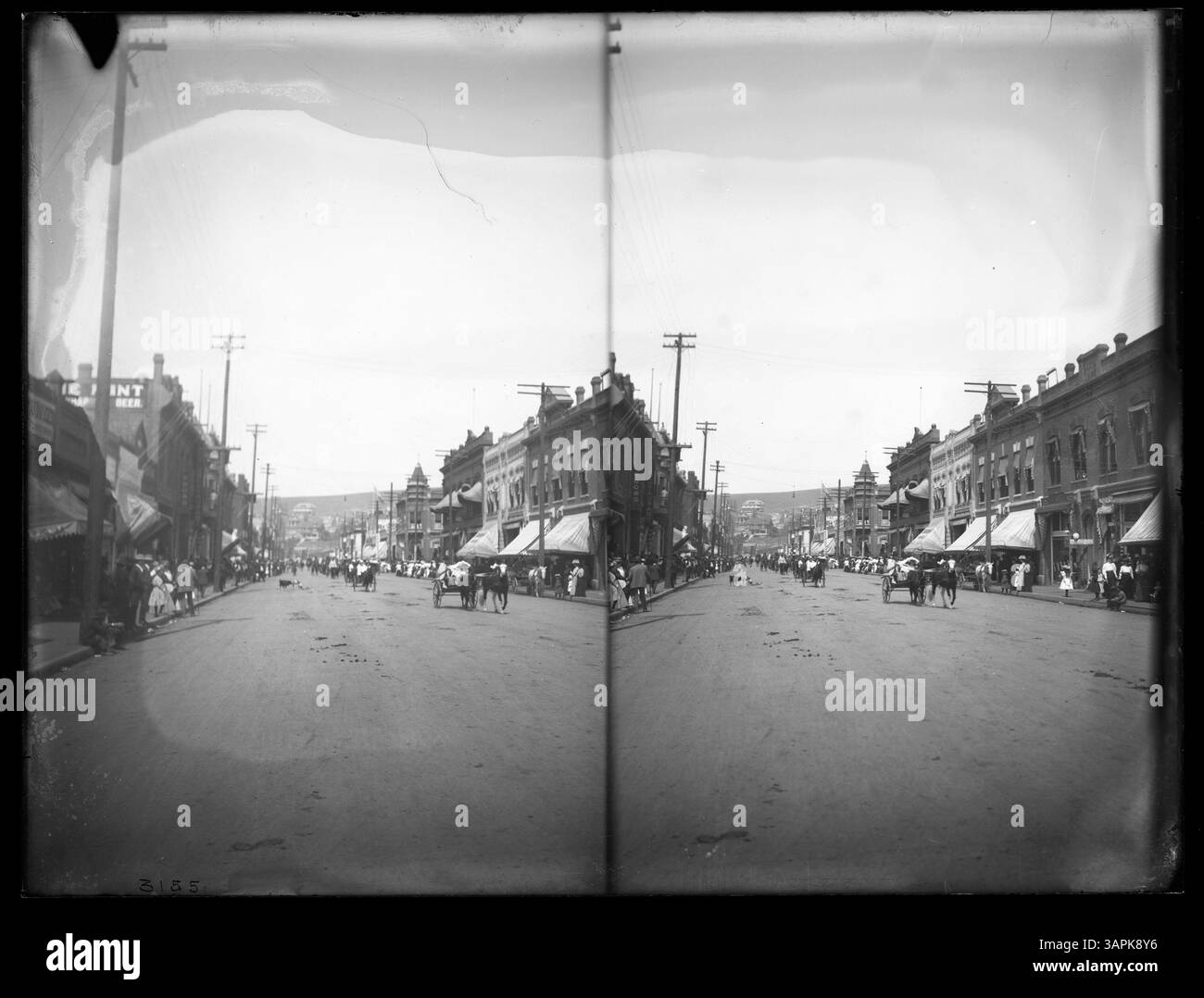 Cette photographie stéréo montre une parade de chevaux dans la rue main à Pendleton, Oregon. L'image capture le mouvement et l'excitation de la parade, avec des cavaliers et des chevaux se déplaçant le long de la rue. Banque D'Images