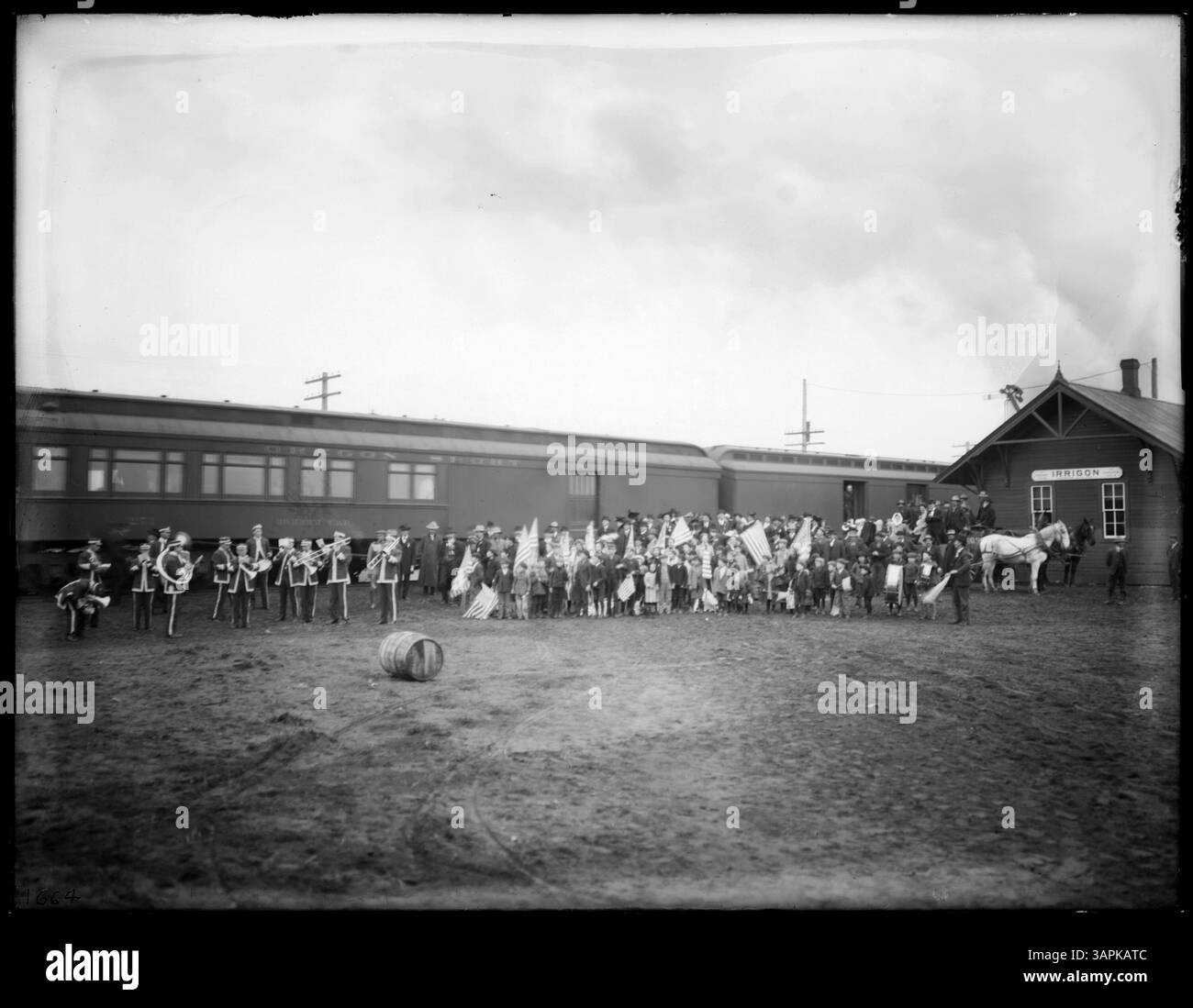 Des écoliers d’Irrigon et de Baker City, accompagnés d’un orchestre et de drapeaux, sont photographiés à la gare d’Irrigon, capturant un événement communautaire. Banque D'Images Des écoliers d’Irrigon et de Baker City, accompagnés d’un orchestre et de drapeaux, sont photographiés à la gare d’Irrigon, capturant un événement communautaire. Banque D'Images
