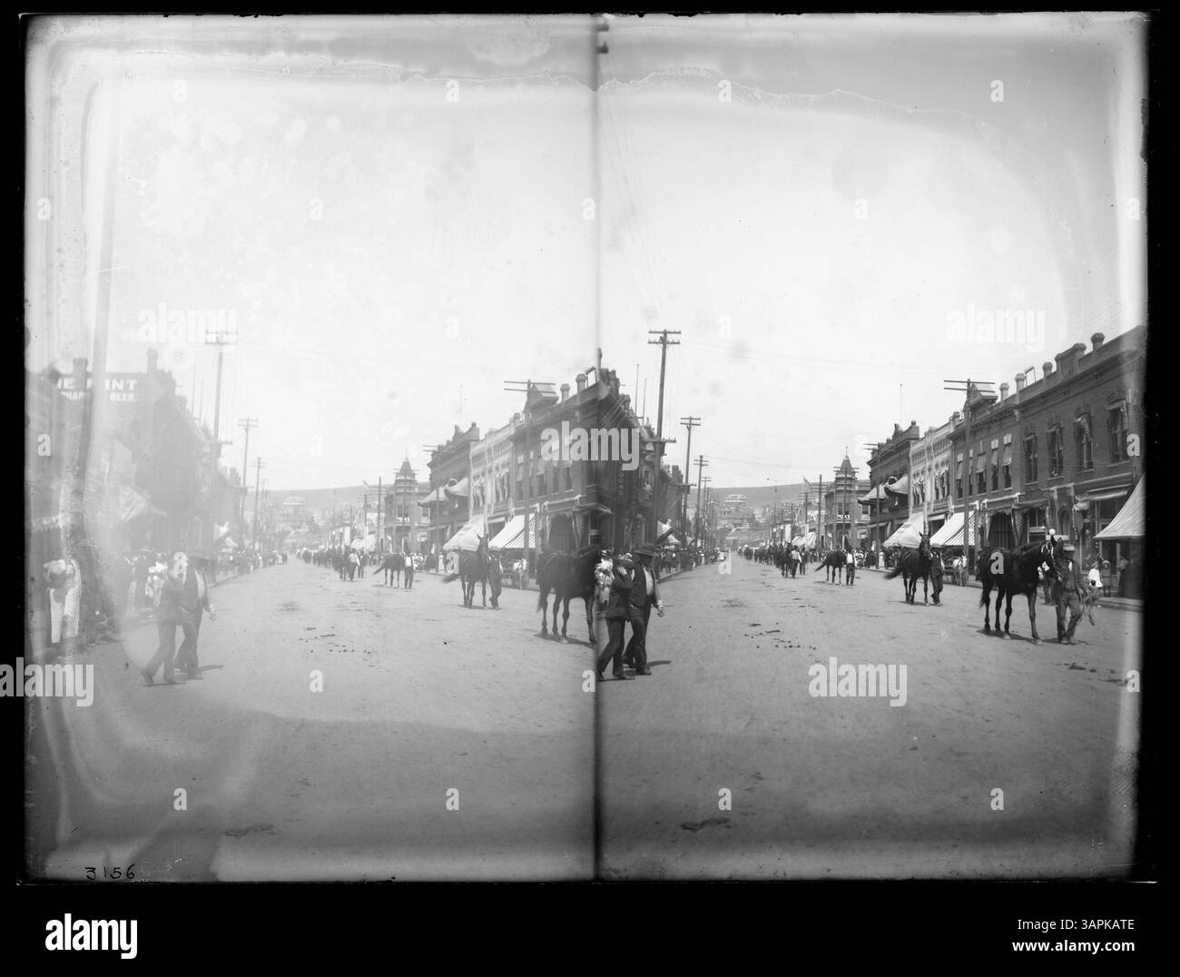 Cette photographie des bibliothèques de l'Université de l'Oregon montre une parade de chevaux dans la rue principale à Pendleton, capturant un événement public du début du XXe siècle. Banque D'Images