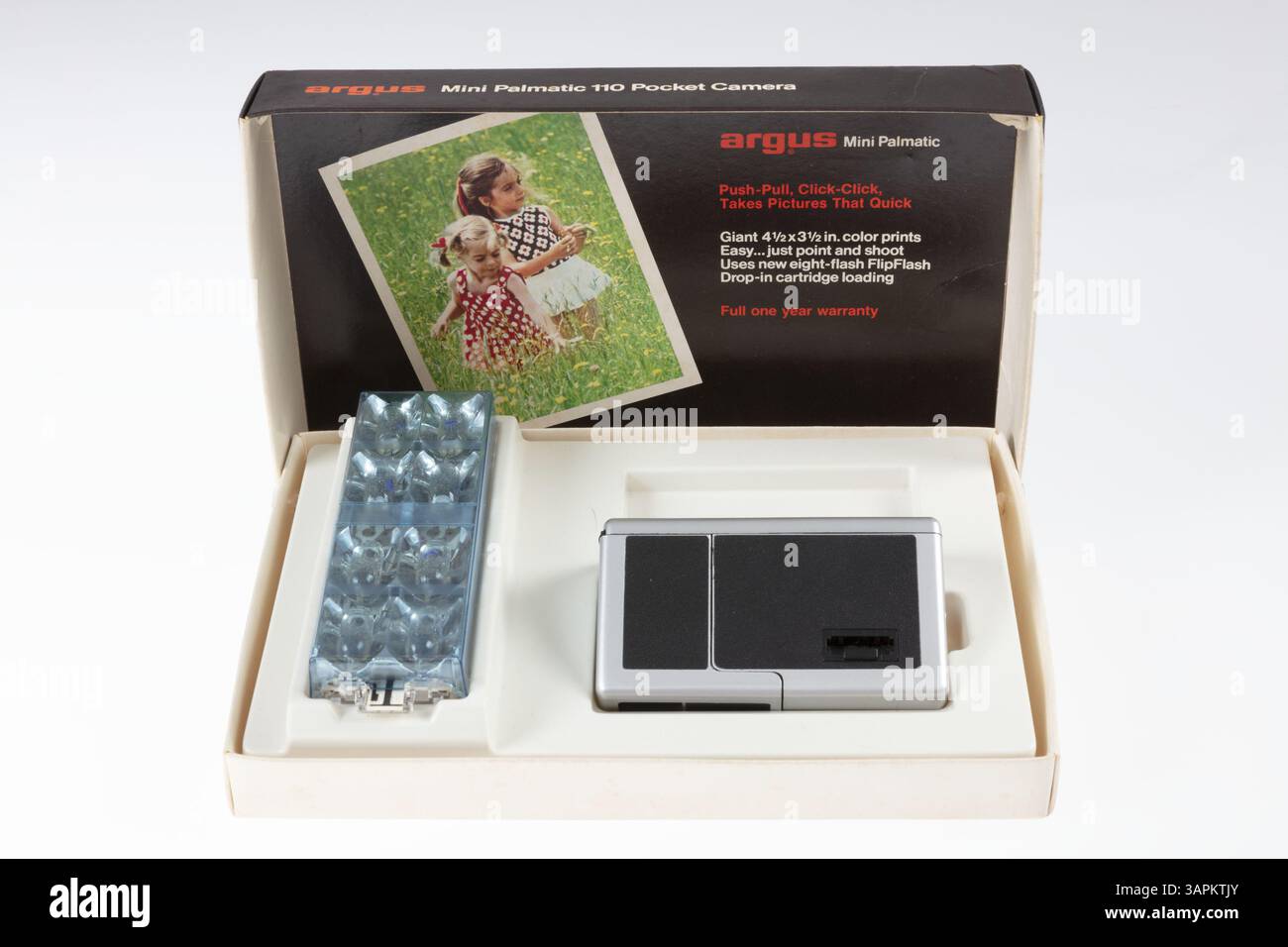 L'Argus Mini Palmatic 110 Pocket Camera, un appareil photo compact et portable conçu pour la photographie décontractée, doté d'un design simple et d'une interface conviviale. Banque D'Images