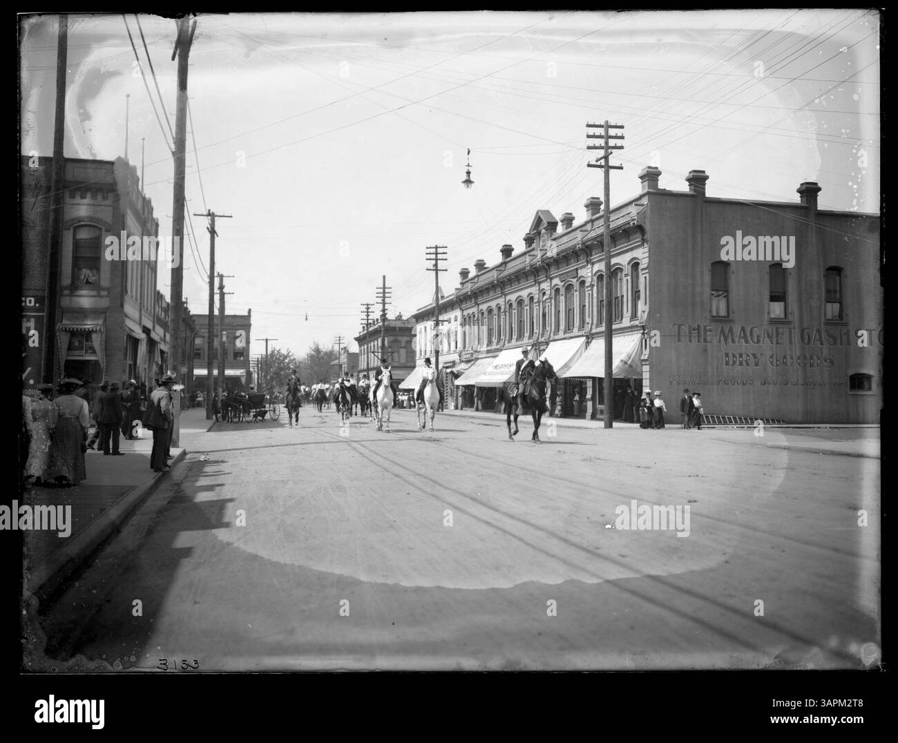 Cette photographie montre une parade de chevaux se déroulant dans la rue principale de Pendleton, capturant une scène festive dans la ville. Banque D'Images