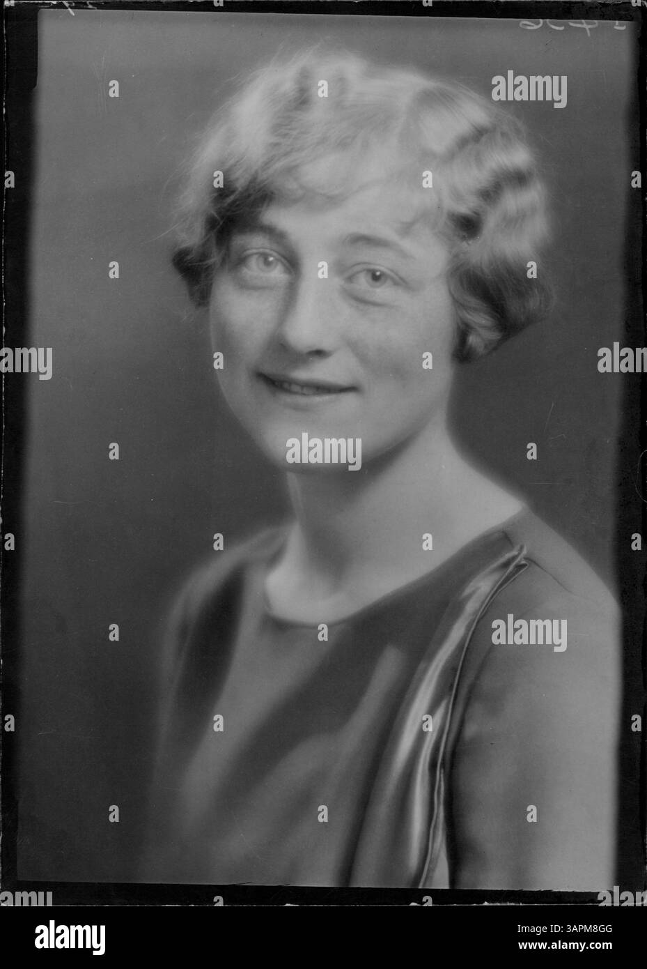 Doris Marjorie Erstad, étudiante de l'Université du Minnesota, est initiée à Gamma Epsilon Pi, une sororité honoraire d'affaires. Banque D'Images