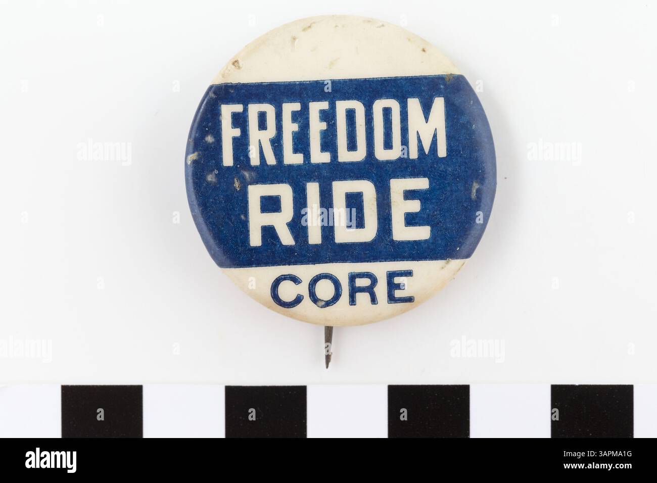 Ce bouton représente la campagne de BASE Freedom Ride du groupe des droits civils, qui visait à faire appliquer les décisions de la Cour suprême Morgan c. Virginie (1946) et Boynton c. Virginie (1960). Les Freedom Riders ont contesté la ségrégation dans les transports en bus inter-états dans les états du Sud, malgré les décisions de la Cour. Leurs efforts visaient à pousser le gouvernement fédéral à agir contre la ségrégation raciale dans les transports. Banque D'Images