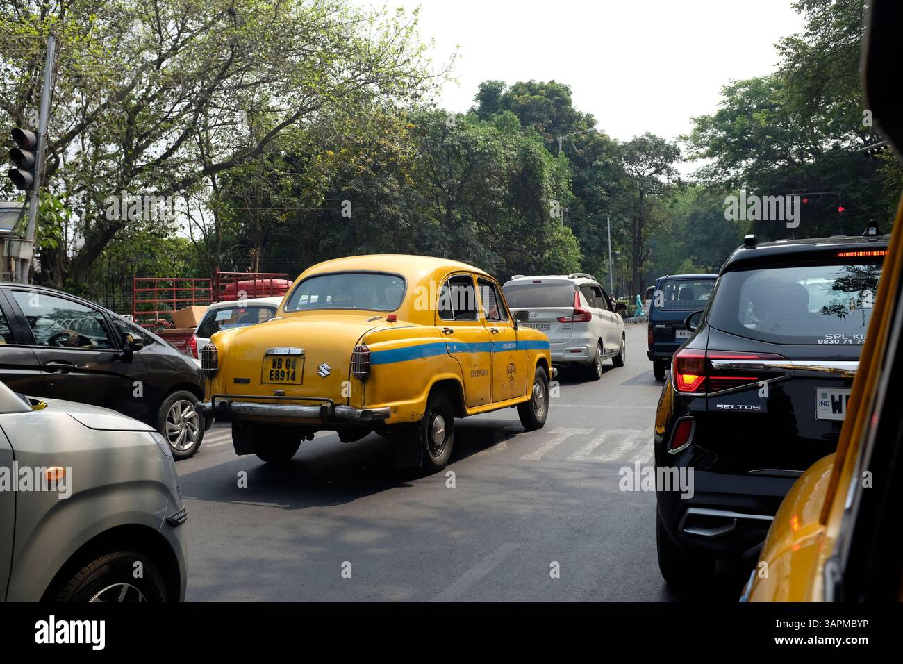 Taxi Heritage Ambassadeur jaune de l'Hindustan à Kolkata, Inde Banque D'Images