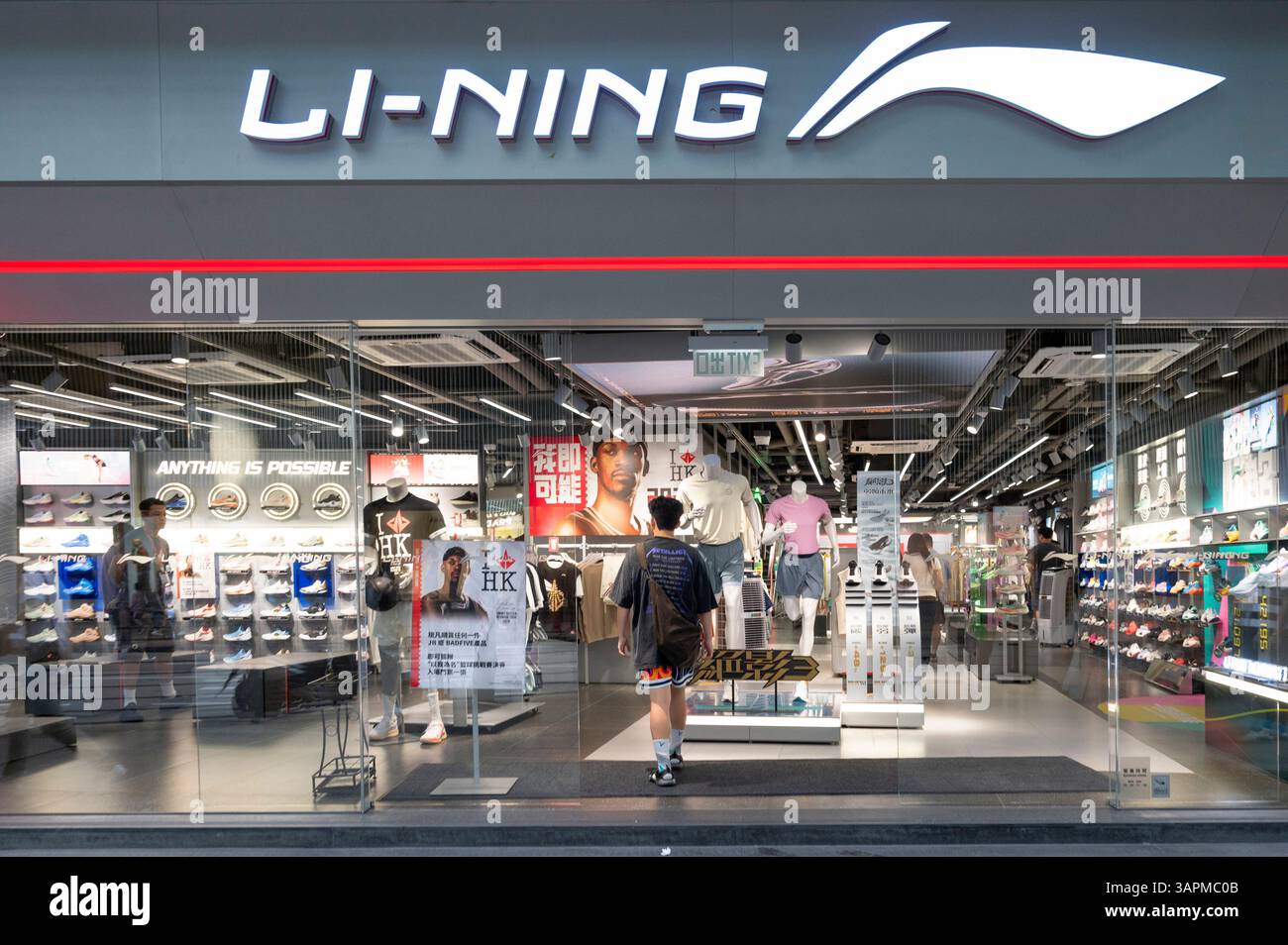 Un acheteur entre dans la société chinoise de vêtements de sport et d'équipement sportif Li-Ning, à Hong Kong. Banque D'Images