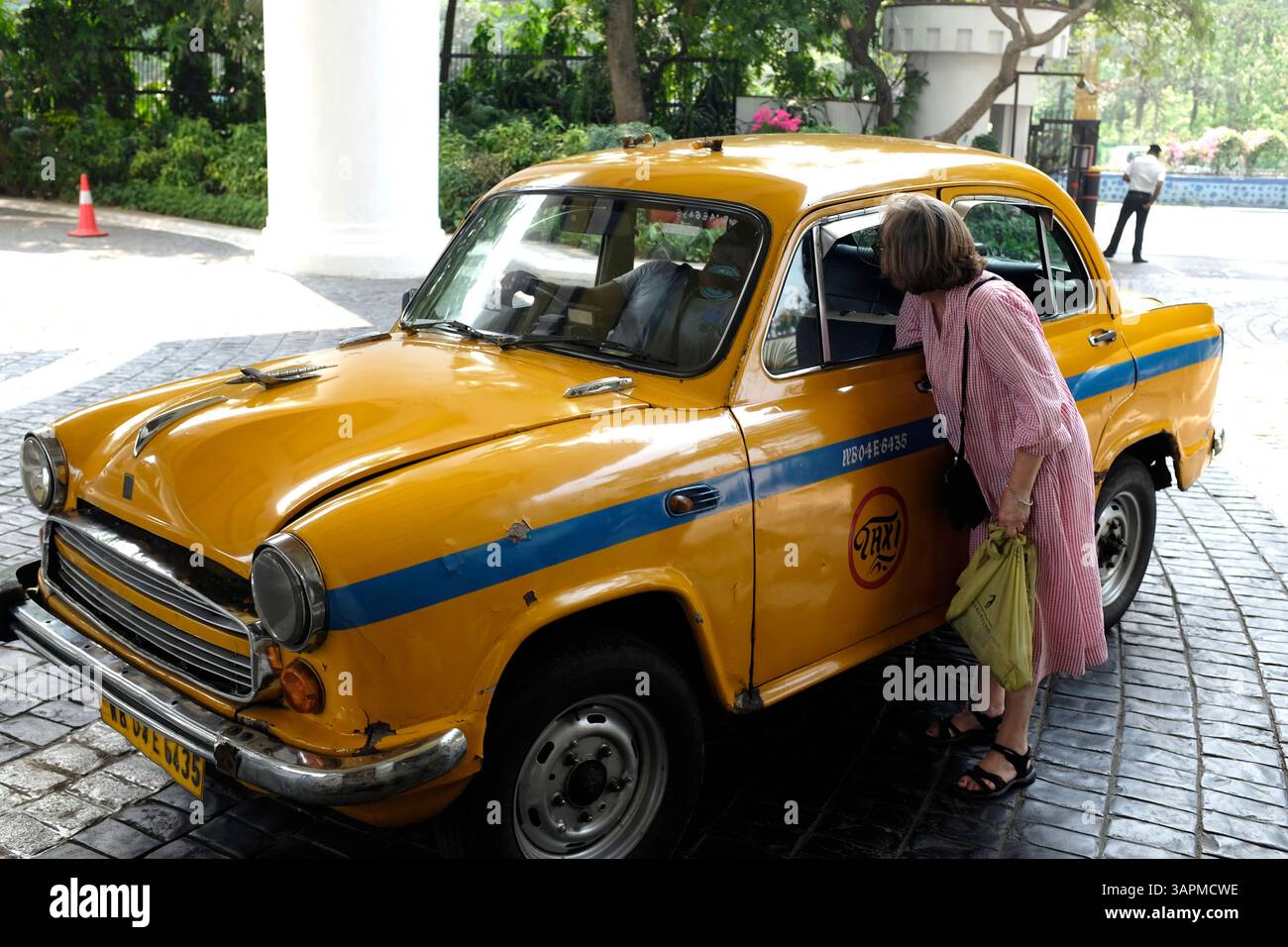 Taxi Heritage Ambassadeur jaune de l'Hindustan à Kolkata, Inde Banque D'Images