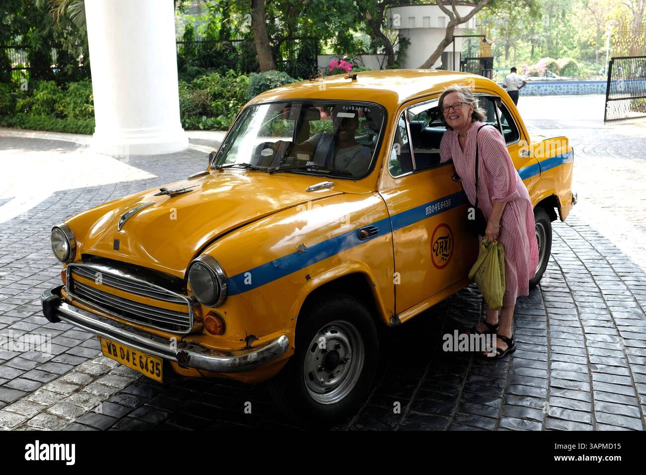 Taxi Heritage Ambassadeur jaune de l'Hindustan à Kolkata, Inde Banque D'Images