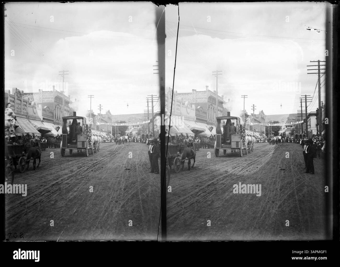 Cette photo de Lee Moorhouse capture un défilé de carnaval à Pendleton, Oregon, montrant des éléphants, des chariots, une calliope à vapeur, et des chameaux le long des rues Alta et main. L'image reflète l'importance culturelle des défilés et des célébrations communautaires du début du XXe siècle. Banque D'Images