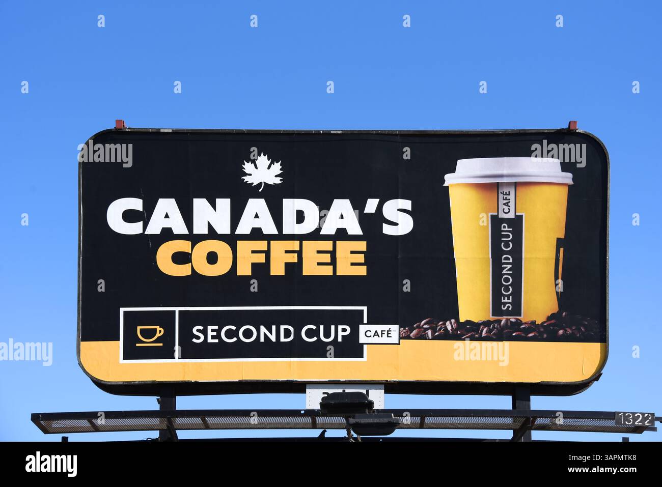Regina, Canada - 6 avril 2025 : panneau d'affichage pour second Cup, une chaîne de cafés canadiens qui vend du café de spécialité ainsi que de la nourriture, des tasses et des tumbl Banque D'Images