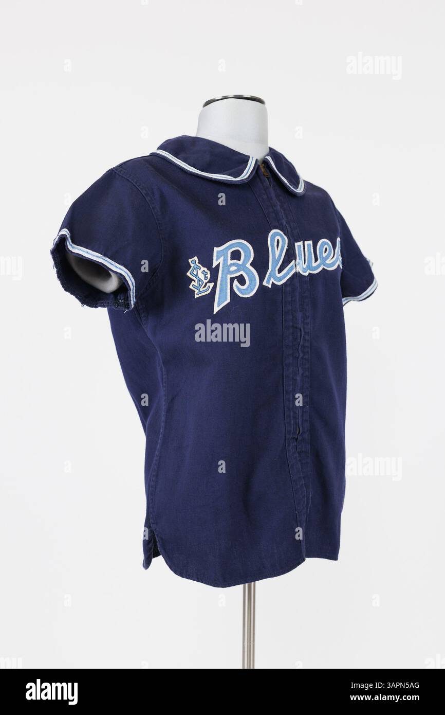 Un haut d'uniforme de softball Louis Blues bleu marine porté par Betty Woods, qui était à la fois une joueuse de softball dévouée et propriétaire du Betty's California Bar. L'uniforme est maintenant conservé dans le cadre de la collection de la Missouri Historical Society. Banque D'Images