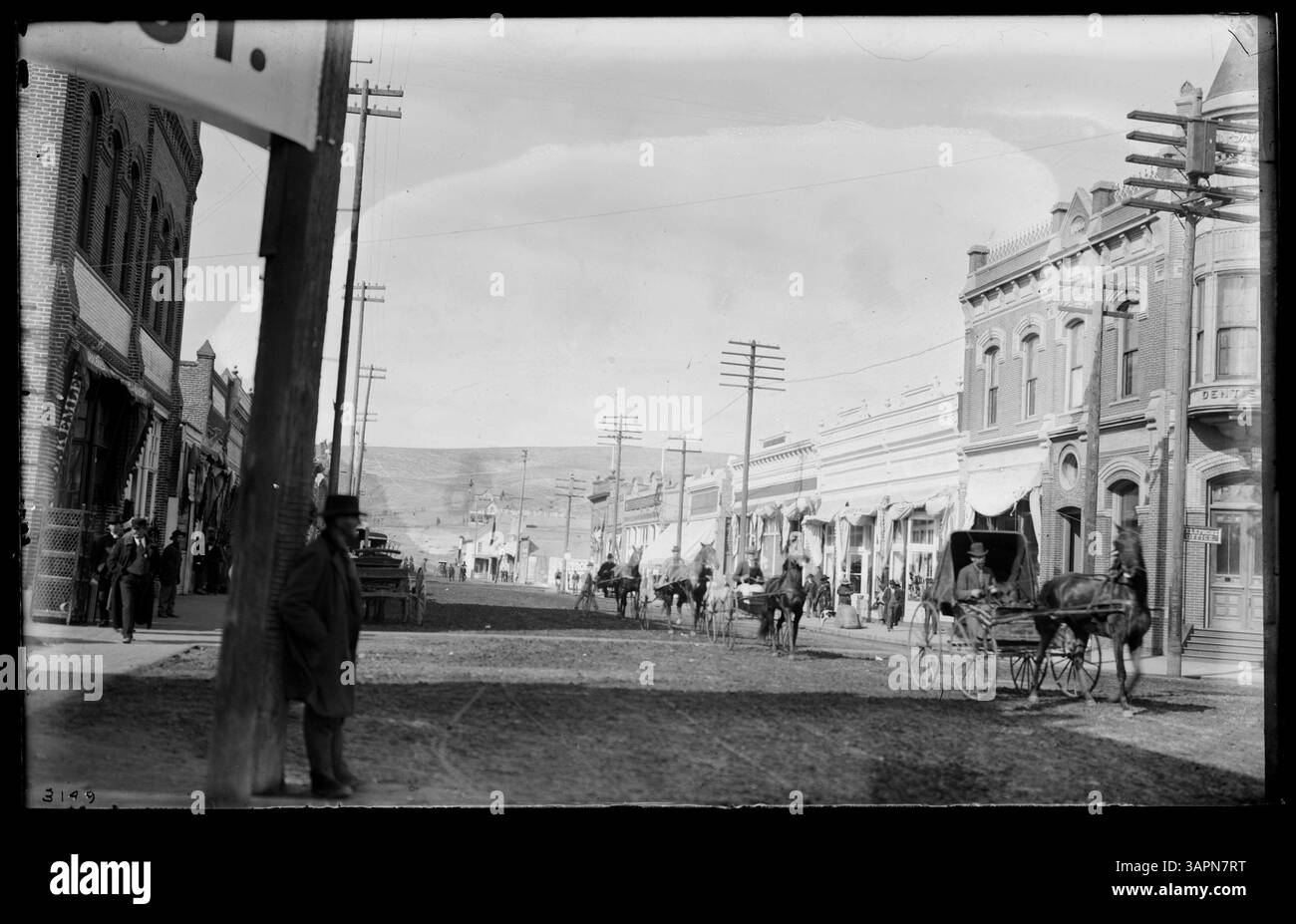 Cette photographie représente une parade de chevaux dans la rue main à Pendleton, Oregon, mettant en valeur l'importance des chevaux dans la culture et les événements locaux. Banque D'Images