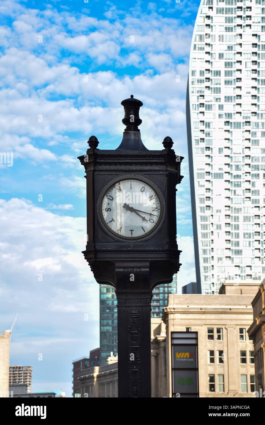 30 octobre 2022 - Toronto, Ontario, Canada : tour de l'horloge devant Union Station, au centre-ville de Toronto, Canada Banque D'Images