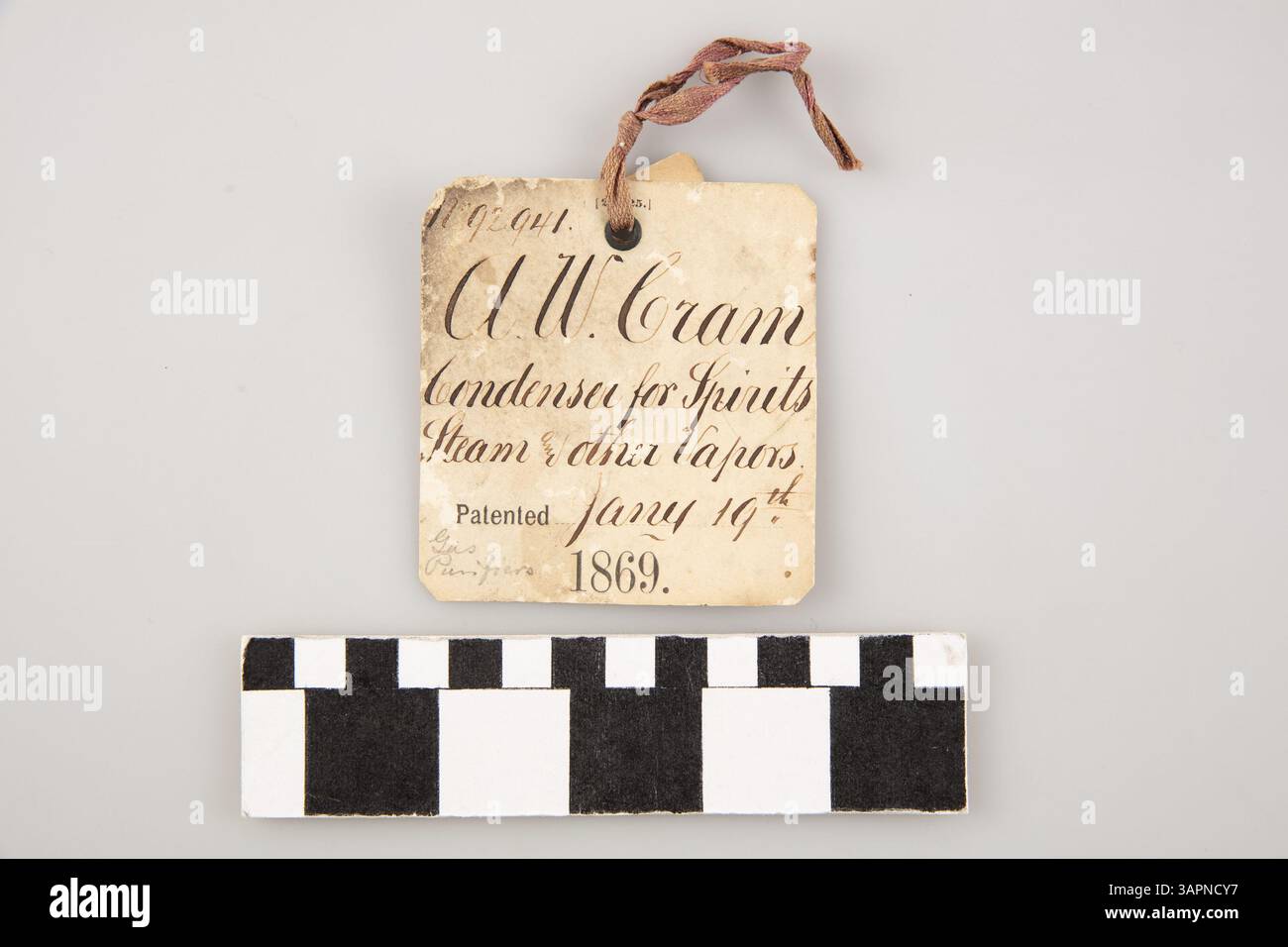 Ce modèle breveté de 1868, conçu par Alonzo W. Cram, comprend un condenseur de vapeur et de vapeur qui utilise une turbine, des bras creux et des ventilateurs. Il condense la vapeur en liquide, qui s'accumule dans un réservoir et sort par un tuyau. Le condenseur a été conçu pour la distillation à la vapeur, en particulier lorsque l'eau douce était limitée. Banque D'Images