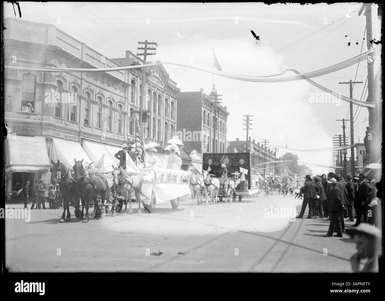 Cette photographie des bibliothèques de l'Université de l'Oregon montre le flotteur de People's Warehouse lors d'une parade équestre à Pendleton, Oregon, représentant un événement communautaire traditionnel. Banque D'Images Cette photographie des bibliothèques de l'Université de l'Oregon montre le flotteur de People's Warehouse lors d'une parade équestre à Pendleton, Oregon, représentant un événement communautaire traditionnel. Banque D'Images
