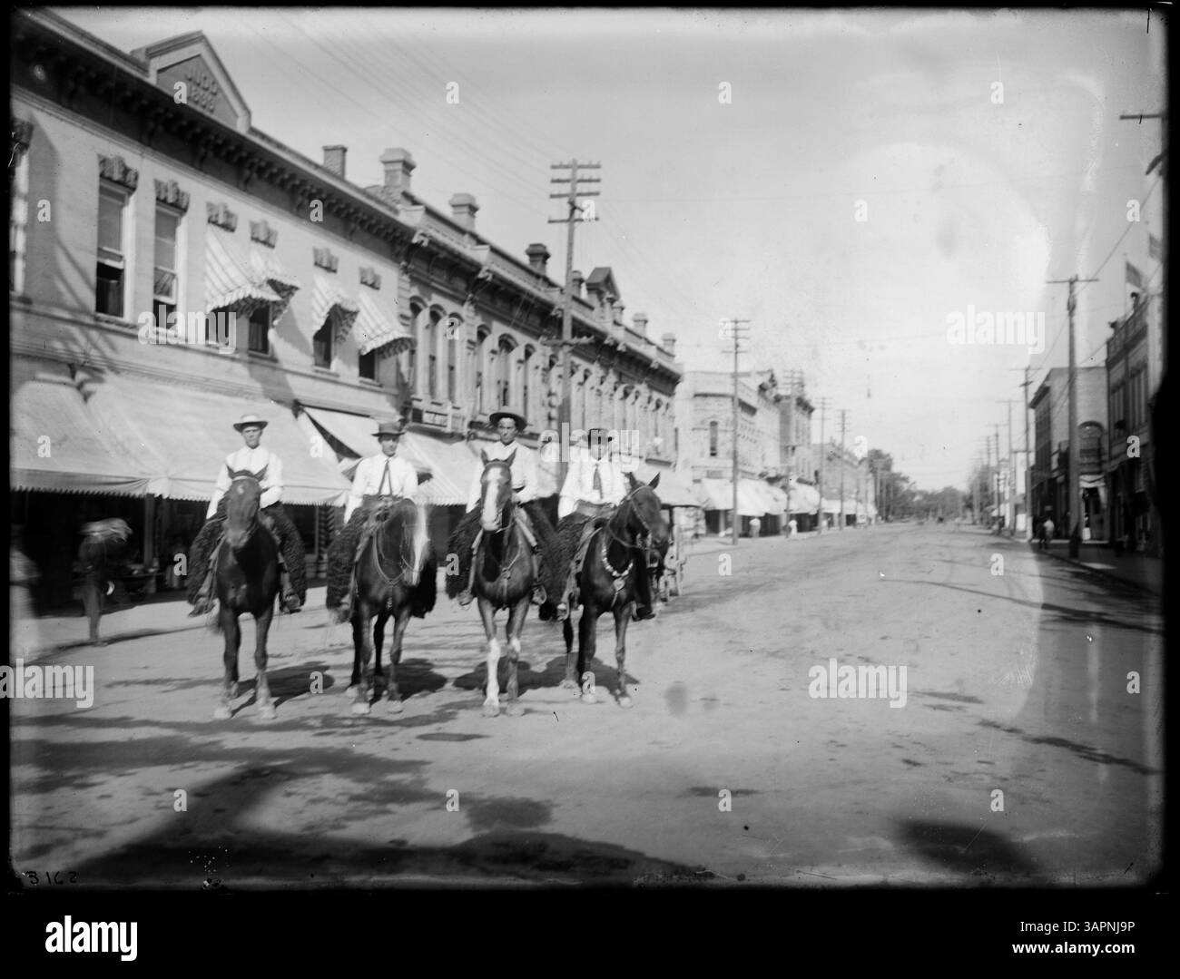 Cette photographie montre une parade de chevaux sur main Street à Pendleton, Oregon. Capturé par Lee Moorhouse, il met en lumière un événement culturel important à Pendleton au début du XXe siècle. Banque D'Images